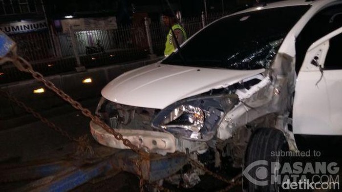 Tabrak Pohon di Warung Buncit Jaksel, Penumpang Grand Livina Dibawa ke RS