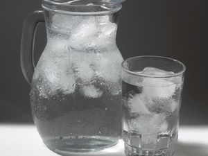 Minum Air Es Saat Hamil Bikin Bayi Lahir Besar, Mitos atau Fakta?