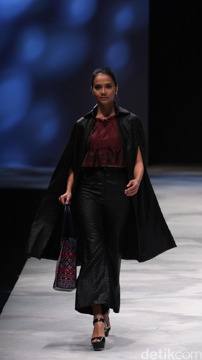 Rudy Chandra Warnatasku Indonesia Fashion Week 2016 at Jakarta Convention Center. Senayan. Jakarta. [Foto: Mohammad Abduh/Wolipop]