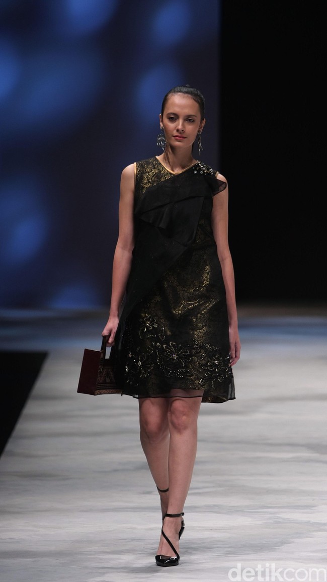 Rudy Chandra Warnatasku Indonesia Fashion Week 2016 at Jakarta Convention Center. Senayan. Jakarta. [Foto: Mohammad Abduh/Wolipop]