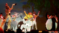 Gerakannya yang lincah, kocaknya para pemain dan pesona si Singa membuat para penonton ikut menari dan menyanyi.