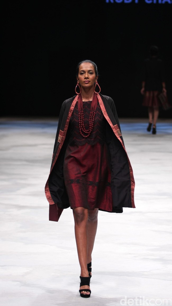 Rudy Chandra Warnatasku Indonesia Fashion Week 2016 at Jakarta Convention Center. Senayan. Jakarta. [Foto: Mohammad Abduh/Wolipop]
