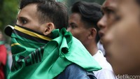 Dalam aksinya mereka tampak membawa spanduk dan banner berisikan tuntutan mereka.