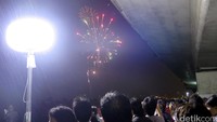 Pesta Okinawa itu ditutup dengan kembang api di tengah derasnya hujan di Naha, Okinawa, Jepang pada Minggu (24/4/2016).