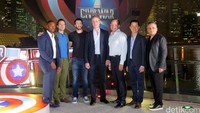 Sebelum meninggalkan lokasi acara, mereka berpose bersama tim Disney.