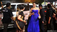 Titi Kamal datang ke gala premiere AADC 2 menggunakan All New Pajero Sport. (Ist/KTB).