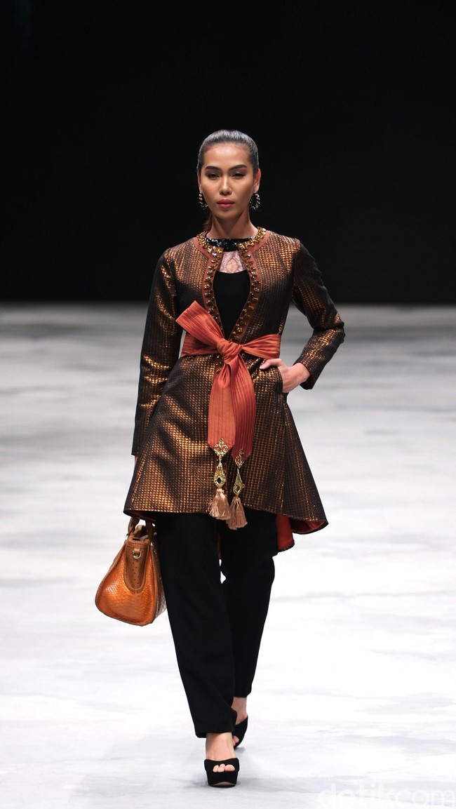 Defrico Audi. Indonesia Fashion Week 2016 at Jakarta Convention Center. Senayan. Jakarta. [Foto: Mohammad Abduh/Wolipop]