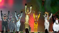 Tanpa terasa, pertunjukan pun selesai. Standing applause dari para penonton dan lantunan lagu I like to Move It, Move It yang dipopulerkan King Julien pun dinyanyikan bersama-sama.