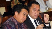 Agus Martowardojo sesekali melepas kacamatanya saat rapat membahas RUU Pengampunan Pajak atau Tax Amnesty di gedung DPR, Jakarta.