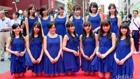 Idol group NMB 48 juga turut meramaikan red carpet Okinawa International Film Festival pada hari Minggu (24/4/2016).