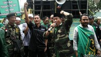 Massa yang tergabung dalam akar rumput PPP menggelar aksinya di depan Kantor Kementerian Hukum dan HAM, Jalan Rasuna Said, Kuningan, Jakarta, Senin (25/4/2016). 
