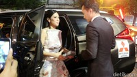Dian Sastrowardoyo datang ke gala premiere AADC 2 menggunakan All New Pajero Sport. (Ist/KTB).