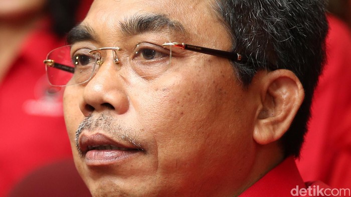 Wakil Ketua Bidang Pemenangan Pemilu DPD PDI Perjuangan DKI Jakarta Gembong Warsono di Kantor DPD PDIP Jakarta, Senin (25/4/2016).