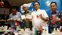 Kepala BPOM Roy Sparringa (dua dari kanan) menunjukkan obat dan kosmetik ilegal di kantornya, Senin (25/4/2016).