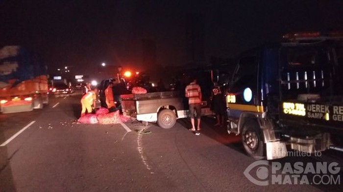 Pikap Kecelakaan, Muatan Bawang Berhamburan di Tol Merak KM 12 Arah Tomang