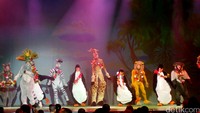 Tak seperti broadway maupun drama musikal lainnya, tapi pertunjukan live arena ini memang ditunjukkan buat keluarga.