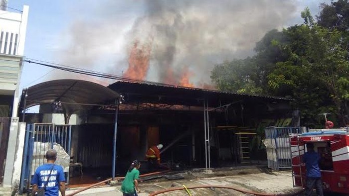Berawal dari Motor, Sebuah Rumah di Kupang Indah Terbakar