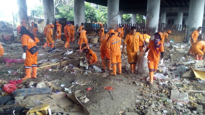 Tempati Lahan PT KAI, Lapak Pedagang di Bawah Flyover Klender Ditertibkan