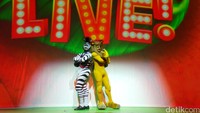 detikHOT diundang Sorak Gemilang Entertainment untuk merasakan langsung sensasi menonton live arena di Singapura.
