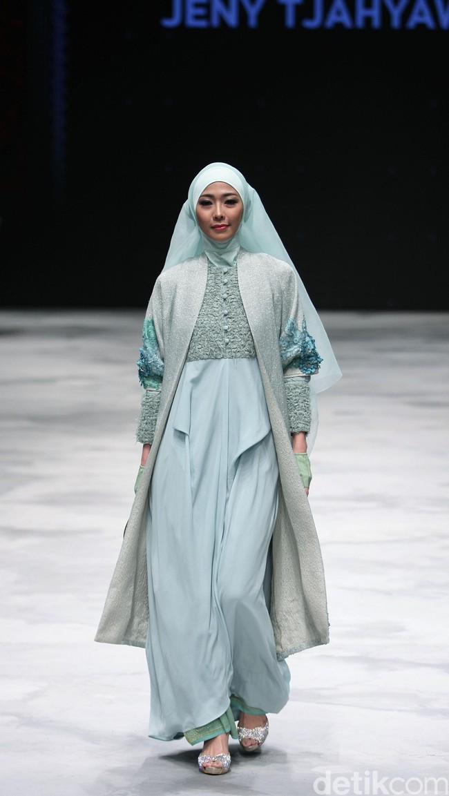 Jeny Tjahyawati. Indonesia Fashion Week 2016 at Jakarta Convention Center. Senayan. Jakarta. [Foto: Mohammad Abduh/Wolipop]