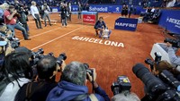Raihan tersebut juga menjadikan Nadal menjadi pemilik gelar terbanyak di Barcelona Terbuka dengan sembilan kali juara. Albert Gea/Reuters/detikFoto.