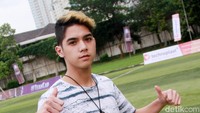 Ada yang berbeda dari penampilan Al Ghazali saat ditemui Senin (25/4). Ia mewarnai rambutnya menjadi sedikit pirang. Pool/Gus Mun/detikFoto.