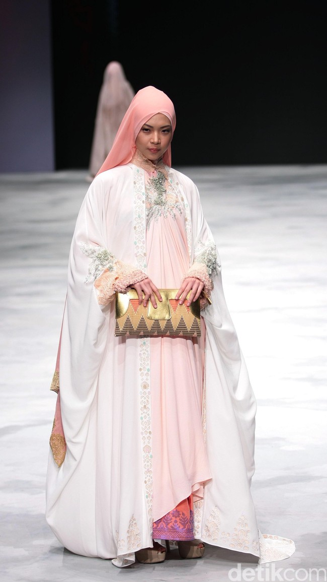 Jeny Tjahyawati. Indonesia Fashion Week 2016 at Jakarta Convention Center. Senayan. Jakarta. [Foto: Mohammad Abduh/Wolipop]