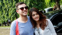 Biby tampak menemani Rifky yang ikut dalam pertandingan tersebut. Pool/Gus Mun/detikFoto.