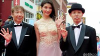 Cantiknya Hashimoto Manami di antara dua orang pria yang salah satunya adalah Yoshikazu Ebisu, tokoh utama dalam film Ninkyo Yaro.