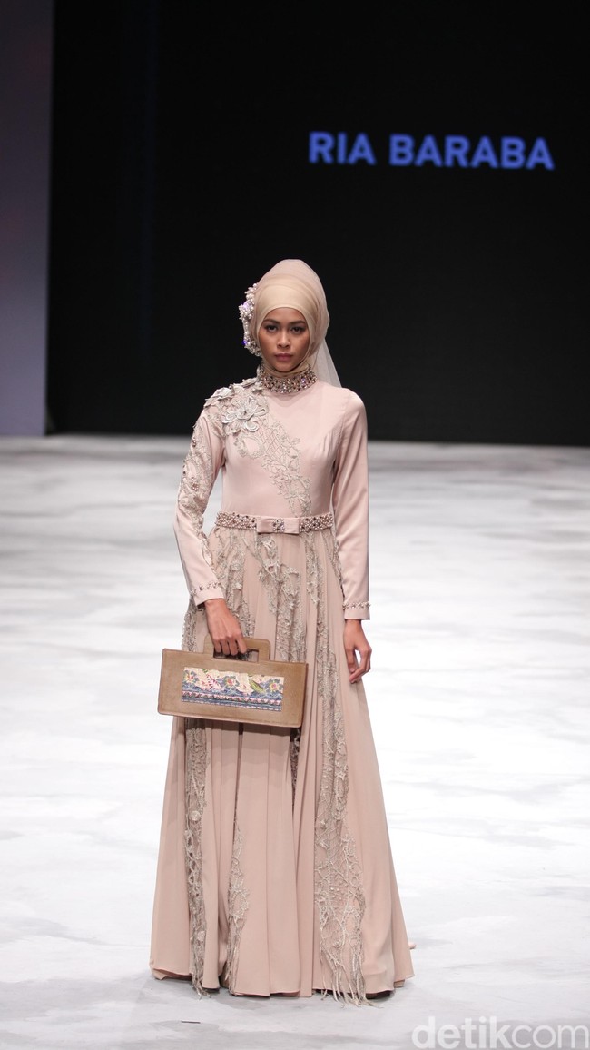 Ria Baraba. Indonesia Fashion Week 2016 at Jakarta Convention Center. Senayan. Jakarta. [Foto: Mohammad Abduh/Wolipop]