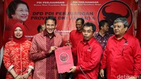 Sandiaga Uno menerima berkas pendaftaran dari Wakil Ketua Bidang Pemenangan Pemilu DPD PDI Perjuangan DKI Jakarta Gembong Warsono, Senin (25/4).