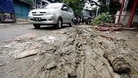 Lumpur sisa banjir menyebar menutupi jalan, Selasa (26/4/2016).