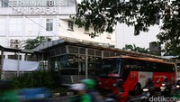 Salah satu armada yang memiliki rute Manggarai-Universitas Indonesia (UI) saat melewati kawasan Terminal Bus Manggarai, Selasa (26/04/2016).