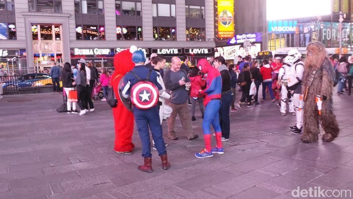 Hati-hati dengan Ajakan Foto Superhero di Times Square