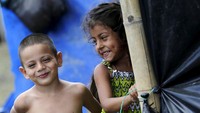 Dua orang anak bermain di lokasi pengungsian. Seperti diketahui, serangkaian gempa mengguncang Ekuador. Gempa paling kuat terjadi pada Sabtu, 16 April 2016, dengan kekuatan gempa 7,8 SR. Setidaknya sekitar 646 orang dilaporkan meninggal dunia. Henry Romero/Reuters/detikFoto.
