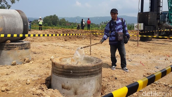 Semburan Gas Keluar dari Tiang Pancang Jembatan JLS Pacitan