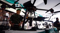 Prajurit TNI AD melakukan simulasi penembakan senjata laras panjang menggunakan multirotor TOPX8-HL hasil pengembangan dari Direktorat Topografi AD.