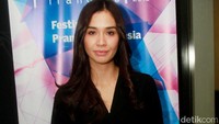 Meski tampil simple, ibu satu anak itu tetap kece. Pool/Gus Mun/detikFoto.