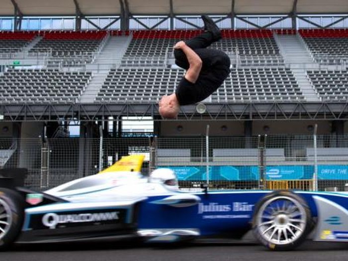 Ngeri, Pria Ini Bersalto Lompati Mobil Formula E yang Melaju Cepat