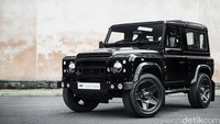 Kahn Design menyebutnya sebagai Land Rover Defender 2.2TDCi XS 90 The End Edition. Mobil ini memiliki tampilan serba hitam. Foto: Project Kahn