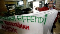 Ahok menganggap Rustam enggan segera menertibkan permukiman-permukiman yang menghalangi saluran air.