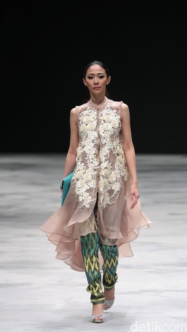 Malik Moestaram. Indonesia Fashion Week 2016 at Jakarta Convention Center. Senayan. Jakarta. [Foto: Mohammad Abduh/Wolipop]