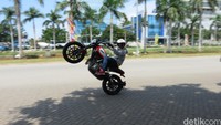 Mesin dengan kompresi 11:1 itu mampu menyemburkan tenaga hingga 75 daya kuda pada 8.250 rpm dengan torsi 68 Nm pada 5.750 rpm.
