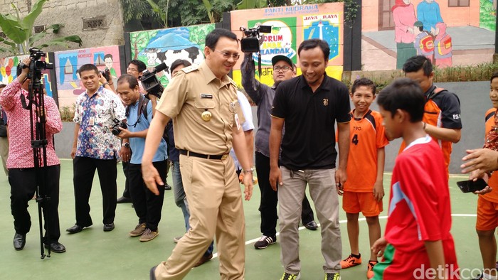 Senangnya Anak-anak Bermain Bola Bareng Ahok Saat Peresmian RPTRA Lebak Bulus
