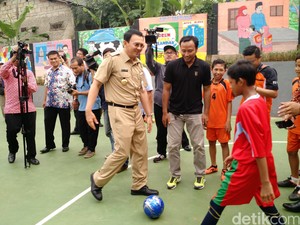 Senangnya Anak-anak Bermain Bola Bareng Ahok Saat Peresmian RPTRA Lebak Bulus