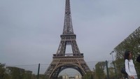 Salah satu cara berbeda menikmati Menara Eiffel adalah dengan menaikinya sampai puncak. Nah, kalau ingin ke sana, usahakan pada pagi hari karena antrean belum terlalu mengular (Niken/detikTravel)