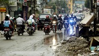 Akibat lumpur tersebut, ruas jalan di Pondok Gede Permai semakin menyempit.
