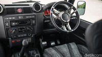 Di dalam mobilnya, ada sepasang jok dengan desain bucket seat berlapis kulit dengan pola berlian. Selain itu, Kahn Design juga menambahkan setir Halfords dan pedal yang dibor. Foto: Project Kahn
