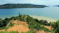 Mandeh dilihat dari atas Puncak Panorama 1 yang berada di Kecamatan Koto XI Tarusan. Ke depannya akan dibangun infrastruktur berupa jalan dari Puncak Panorama 1 menuju Mandeh (Randy/detikTravel)