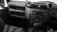Interior mobil. Tenaga dari mesin turbodiesel 2.200cc empat silinder telah ditingkatkan. Tapi, fokus pada pembuatan mobil ini adalah pembaruan kosmetik. Foto: Project Kahn